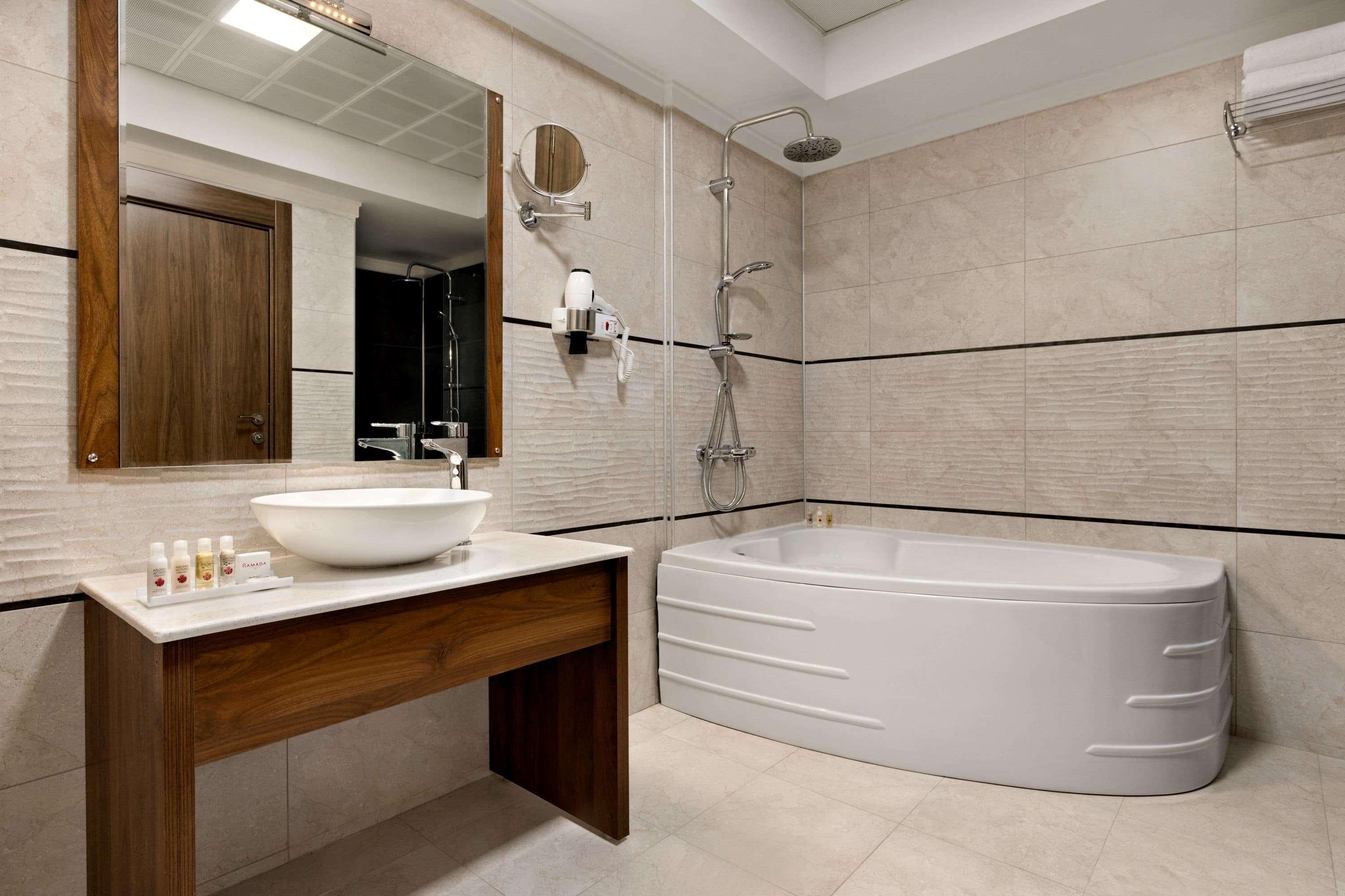 Ramada By Wyndham Van Esterno foto