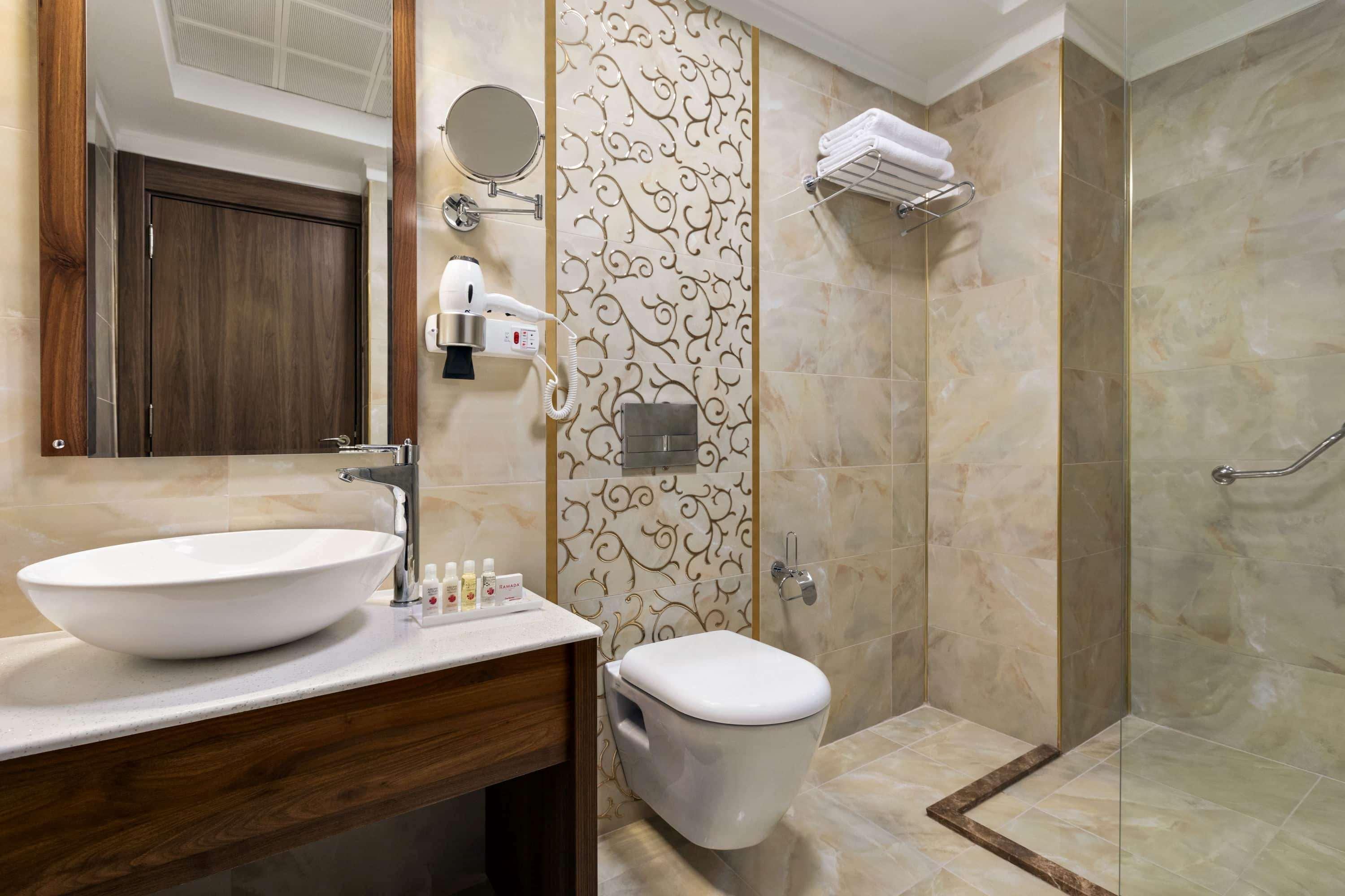 Ramada By Wyndham Van Esterno foto