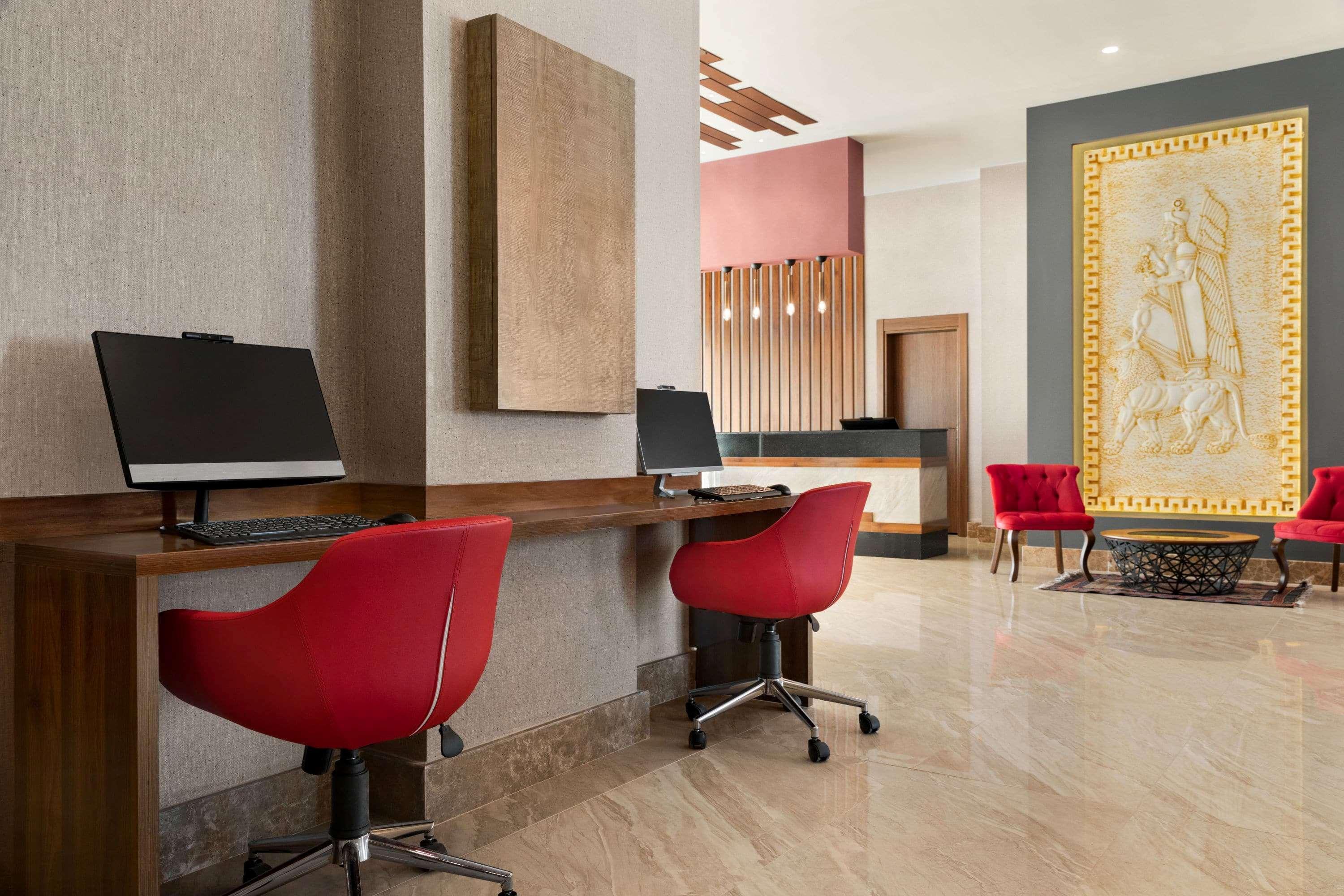 Ramada By Wyndham Van Esterno foto
