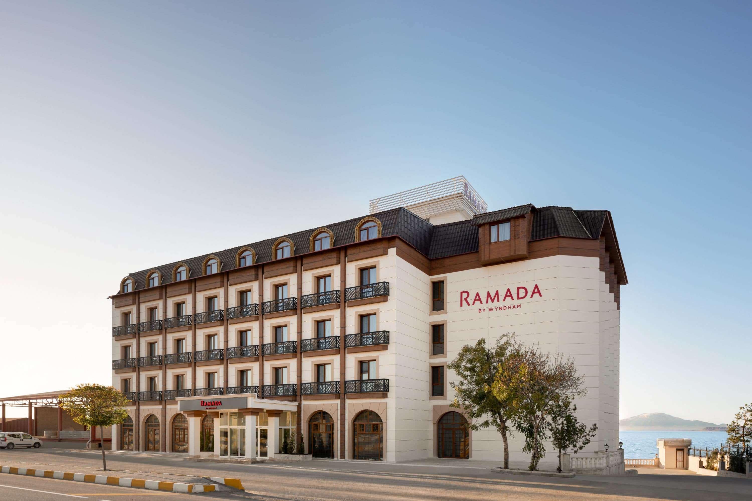 Ramada By Wyndham Van Esterno foto