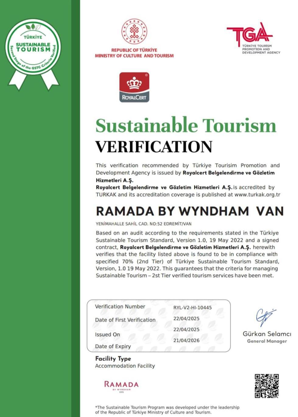 Ramada By Wyndham Van Esterno foto