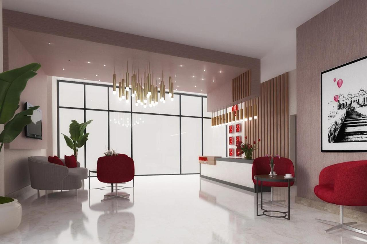 Ramada By Wyndham Van Esterno foto