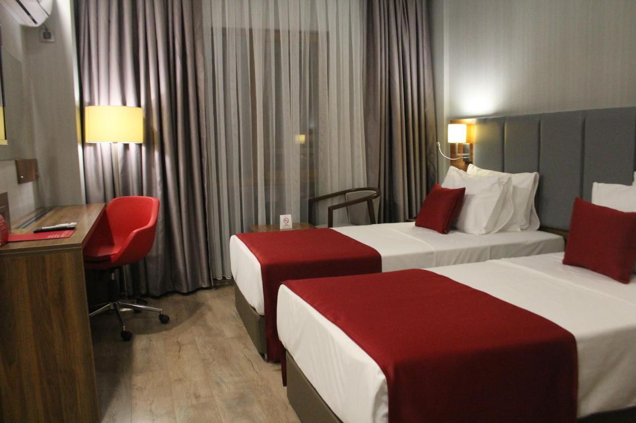 Ramada By Wyndham Van Esterno foto