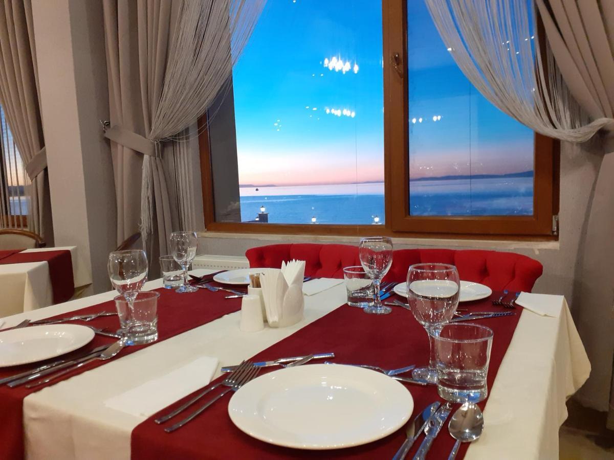 Ramada By Wyndham Van Esterno foto