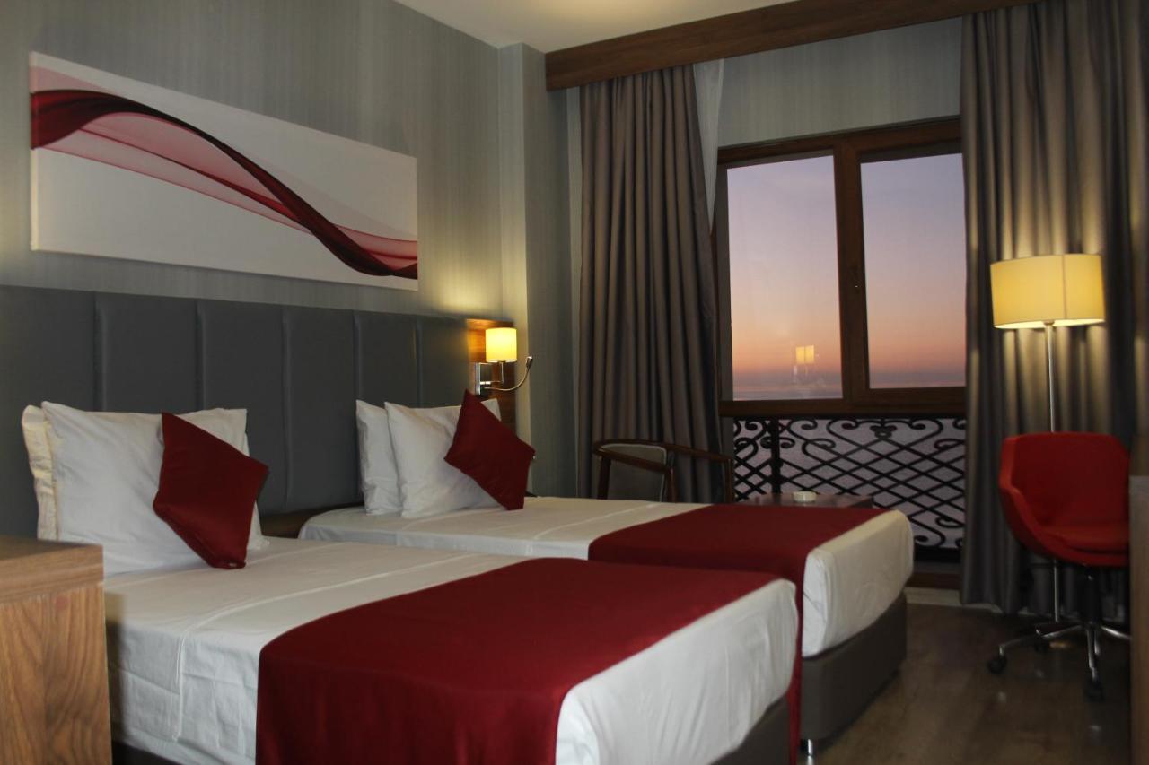 Ramada By Wyndham Van Esterno foto