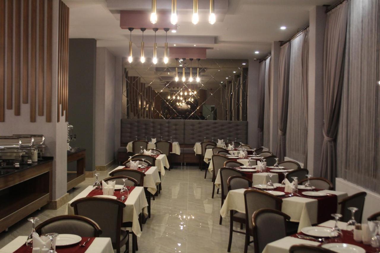 Ramada By Wyndham Van Esterno foto